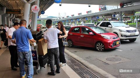 Sân bay Tân Sơn Nhất tăng phí taxi, hành khách ngán ngẩm khi bắt xe