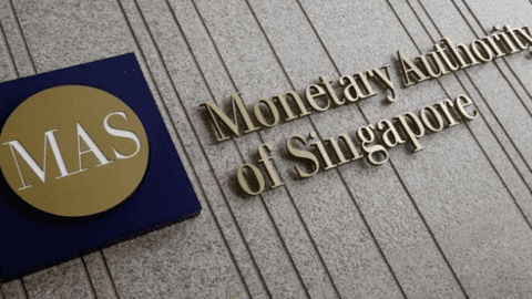 Singapore tạm dừng thắt chặt chính sách tiền tệ để đối phó với những rủi ro kinh tế
