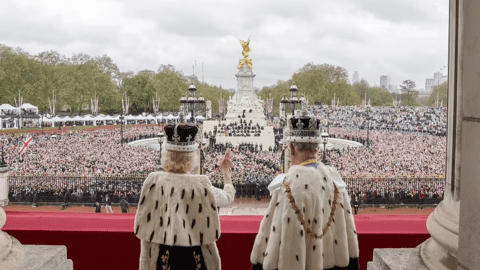 Chùm ảnh hậu trường hiếm hoi của Vua Charles và Vương hậu Camilla trên ban công Cung điện Buckingham hé lộ những góc nhìn chưa từng thấy