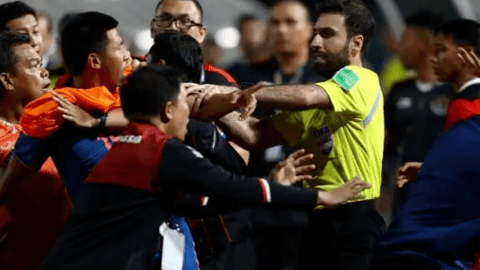 Quá khứ đầy 'thị phi' của trọng tài rút 7 thẻ đỏ ở chung kết SEA Games 32
