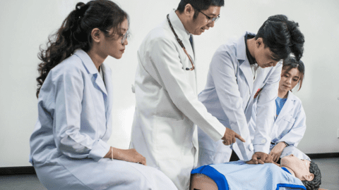 "Tổ hợp lạ" xét tuyển ngành Y bằng môn Văn gây phản ứng trái chiều