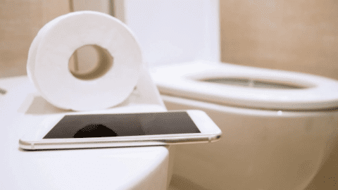 Xem điện thoại khi đi vệ sinh: Rước loạt bệnh nguy hiểm
