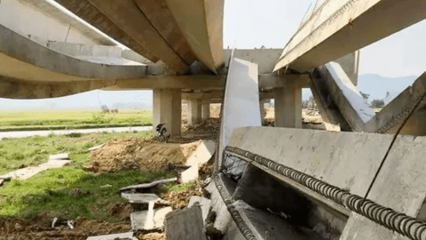 Sập nhiều dầm cầu trên cao tốc Diễn Châu - Bãi Vọt