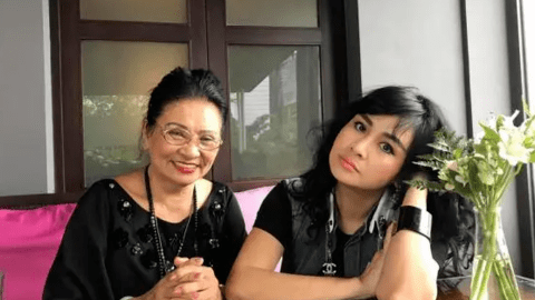 Ca sĩ nổi tiếng của Việt Nam từng bị người lạ tráo đổi lúc mới chào đời