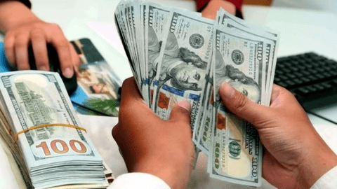 Ngày 5/7, giá USD tăng mạnh lên gần 24.000 đồng