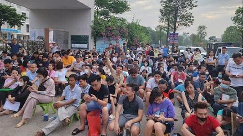 Phụ huynh trắng đêm xếp hàng giành suất lớp 10 cho con và bài toán quy hoạch trường học ở Thủ đô