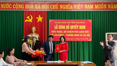 Cho thôi việc phó giám đốc sở xin nghỉ hưu ngay tại lễ bổ nhiệm