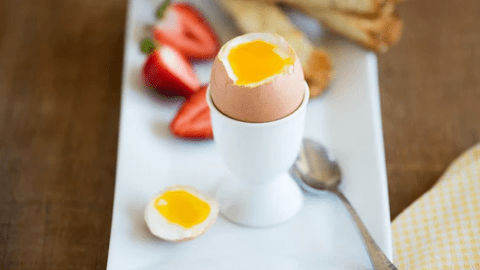 Thao tác xử lý trứng gà dễ dẫn bệnh ung thư vào người