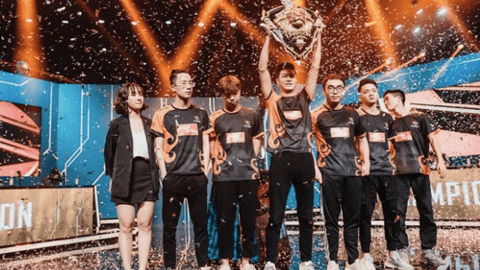 Nữ HLV đầu tiên của Esports Việt khoe nhan sắc U30 khó tin
