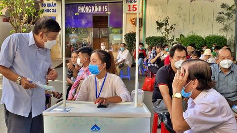 Nhiều bệnh viện ngừng mổ phaco, quá tải cho Bệnh viện Mắt Tp.HCM