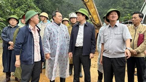 Hình ảnh Phó Thủ tướng Trần Lưu Quang lội bùn vào hiện trường vụ sạt lở đèo Bảo Lộc