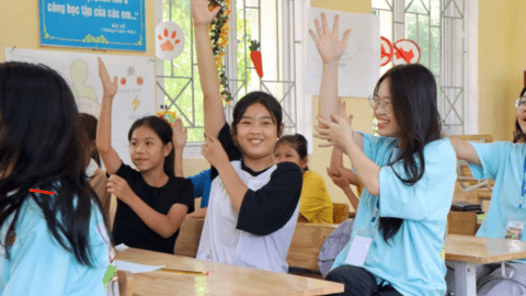 Học sinh trường top ở Hà Nội tác nghiệp nghề "giáo", chia sẻ yêu thương với các em nhỏ có mảnh đời nhiều khó khăn