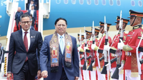 Thủ tướng tới Jakarta, bắt đầu các hoạt động của Hội nghị Cấp cao ASEAN