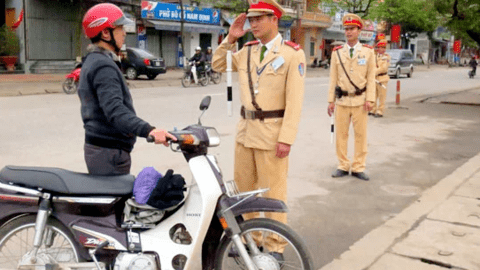 Không bắt buộc CSGT phải nói lời chào, cảm ơn tài xế