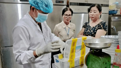 Vi khuẩn Salmonella có trong thịt heo xíu của bánh mì Phượng nguy hiểm thế nào?