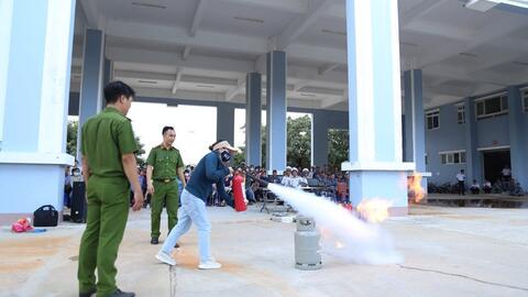 Vùng 4 Hải quân tập huấn và luyện tập xử trí phòng chống cháy nổ