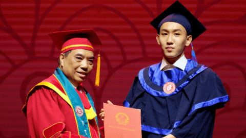 Nam sinh gốc Nghệ An tốt nghiệp thủ khoa với 47 môn đạt điểm A tuyệt đối