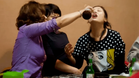 Giới trẻ Hàn Quốc già sớm, đổ bệnh vì lối sống thiếu lành mạnh