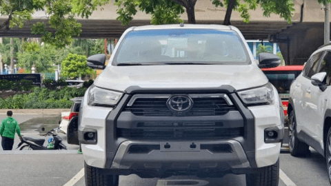 Toyota Hilux 2023 bản "full option" về Việt Nam: Giá gần 1,1 tỷ, thêm trang bị đấu Ranger Wildtrak