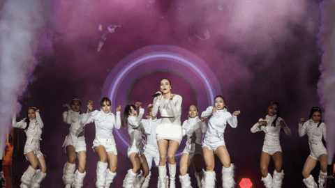 Hồ Ngọc Hà khoe dáng chuẩn, hát live bứt phá, xóa tan tin đồn mất giọng tại Gala Better Choice Awards