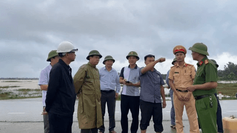 9 công nhân thi công cao tốc Bắc - Nam bị mắc kẹt do nước lũ lên nhanh