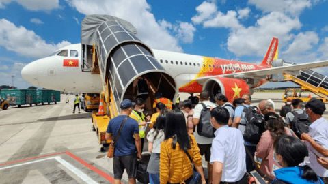 Giá vé máy bay Tết tăng cao, người lao động đứng trước mối lo phương tiện về quê
