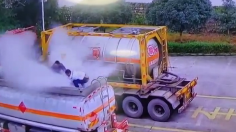 Trung Quốc: Xe bồn chở dầu phát nổ khiến 2 người thiệt mạng, cảnh tượng lửa lan tứ phía gây ám ảnh
