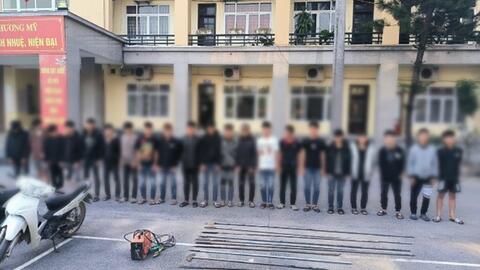 Bắt khẩn cấp 16 thanh thiếu niên mang hung khí đi đánh nhau