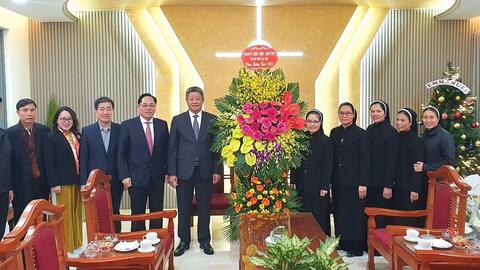 Lãnh đạo thành phố Hà Nội chúc mừng Dòng Mến Thánh giá Hà Nội