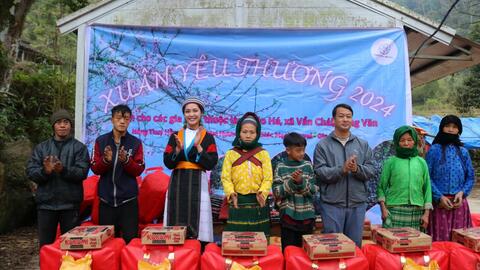 Hoa hậu Nông Thúy Hằng mang Tết sớm đến Hà Giang
