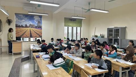 Nhiều trẻ mầm non, học sinh đi học dù trời rét đậm