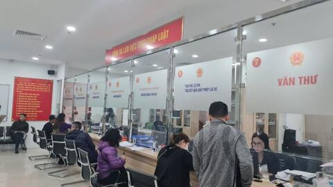 Hà Nội: Người dân đổ xô đi cấp đổi giấy phép lái xe