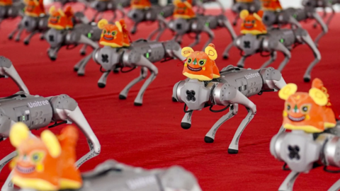 Giới khoa học Trung Quốc sáng chế "chó robot cầm súng": Chê người Mỹ giờ vẫn chưa biết cách làm