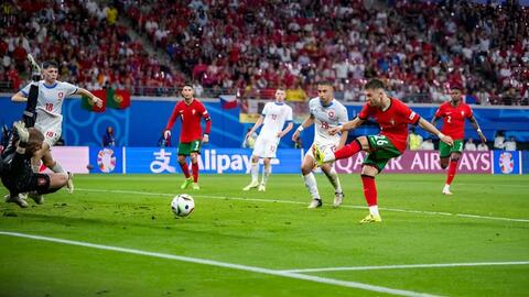 Hành động gây tranh cãi của Ronaldo trong ngày lập kỷ lục Euro