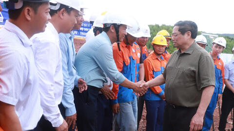 Đưa đường dây 500 KV mạch 3 về đích đúng tiến độ