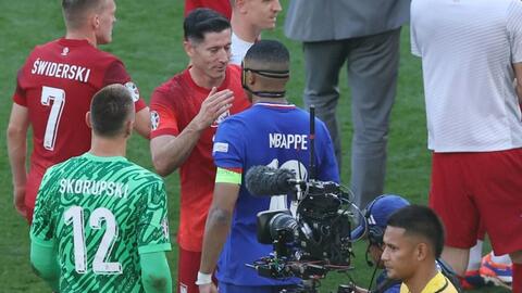 Bị tác động "vật lý", Mbappe chửi thẳng mặt đàn anh lừng danh ở Euro 2024