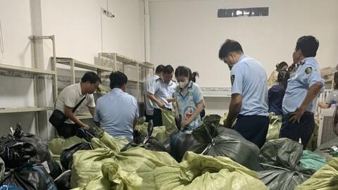 Kiểm tra đột xuất hộ chuyên livestream, tạm giữ 10 tấn hàng trị giá hơn 1 tỷ
