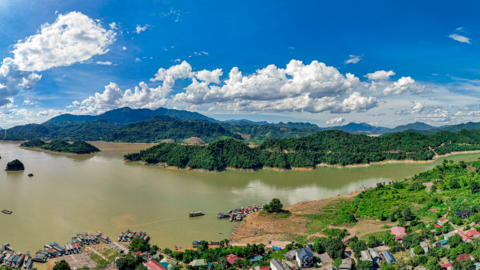 Toàn cảnh hồ nước nhân tạo lớn nhất Việt Nam dài 230 km, có nhà máy thủy điện lớn nhất Đông Nam Á thế kỷ 20