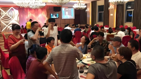 Nam sinh học kém vẫn đỗ đại học danh tiếng, gia đình mở tiệc linh đình: Khách khứa nhìn giấy báo đỗ xong liền đứng dậy về ngay lập tức