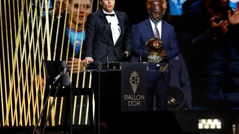 Rodri chống nạng lên nhận Quả bóng Vàng 2024