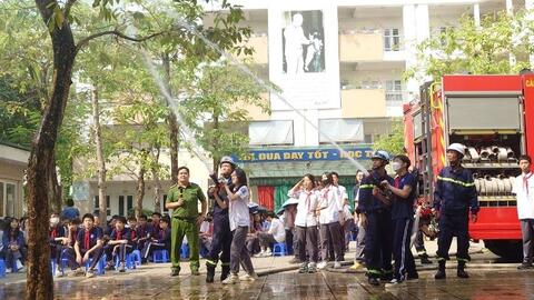 Học sinh thực hành trải nghiệm phòng cháy, chữa cháy