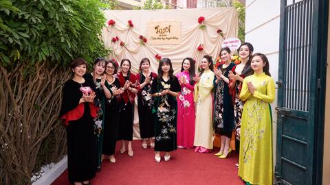 Á hậu Tú Anh, Huyền My catwalk tại show của nhà thiết kế Ngọc Lan