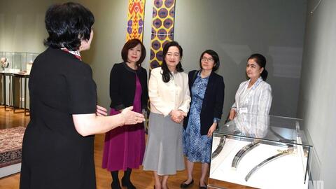 Phu nhân Chủ tịch Quốc hội tham quan Khu trưng bày nghệ thuật NBU, Uzbekistan