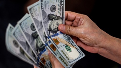 Tỷ giá USD hôm nay (24-4): Đồng USD phủ sắc xanh trở lại