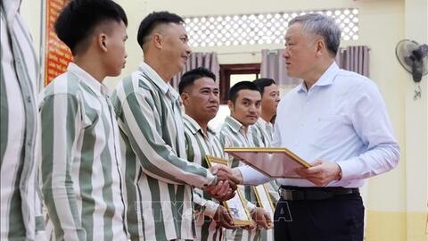 Phó thủ tướng Thường trực Chính phủ: Tạo điều kiện để người được đặc xá nhanh chóng hòa nhập cộng đồng    ​