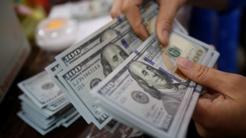 Tỷ giá USD hôm nay (25-5): Đồng USD đứt chuỗi tăng tuần, giảm mạnh