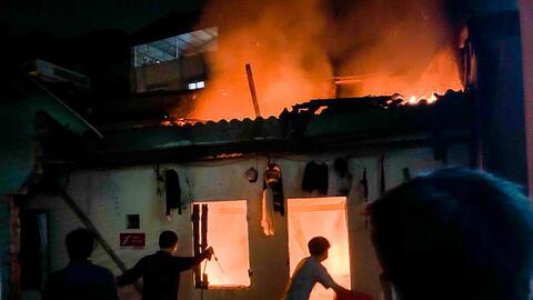 Hà Nội: Nghi vấn nổ bình ga, 2 người mắc kẹt trong đám cháy lớn