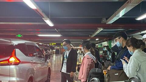 Vật vạ vì taxi ở sân bay Tân Sơn Nhất: Khách đông nên... trở tay không kịp!