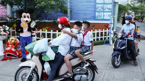 TP.HCM ngay lúc này: Toàn bộ học sinh đồng loạt đi học trở lại sau gần 10 tháng, không khí không khác gì mùng 1 Tết