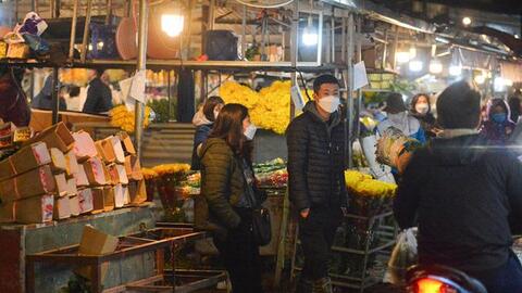 Cảnh trái ngược tại chợ hoa lớn nhất Hà Nội mùa Valentine: Hoa cúng "lên ngôi", hoa tình yêu "mất giá"